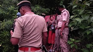 ভারতের গুহায় খুঁজে পাওয়া রুশ নারী ও দুই শিশুকে ঘিরে রহস্য