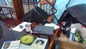 2 convicts snatched after mob attacks police station
