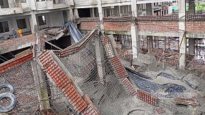 10 hurt as roof of Nazrul University hall collapses