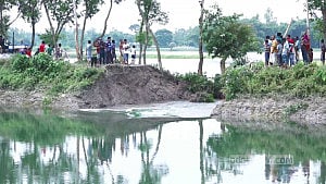 নীলফামারীতে তিস্তা সেচ খালের বাঁধে ধস, ৯০ একর আমন ক্ষেত পানিতে