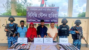 নোয়াখালীতে ‘পাঁচটি অস্ত্র ও ২২ ভরি চোরাই সোনা’সহ আটক ৪