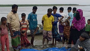হাতিয়ায় বাল্কহেডের ধাক্কায় ট্রলারডুবি, একজন নিহত, নিখোঁজ ১