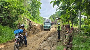 সাজেক সড়কে ১০ ঘণ্টা পর যান চলাচল, ফিরছেন পর্যটকরা