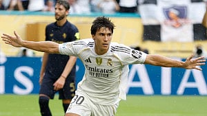 Real edge Juve to reach last eight