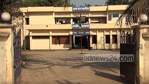 ধস্তাধস্তির সময় হাসুয়ার আঘাতে প্রাণ গেল ‘মাদকাসক্তের’, মা গ্রেপ্তার