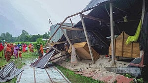 সিরাজগঞ্জে ঘূর্ণিঝড়ের তাণ্ডব