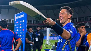 ২ উইকেট ও ২ ছক্কায় নায়ক বোল্ট