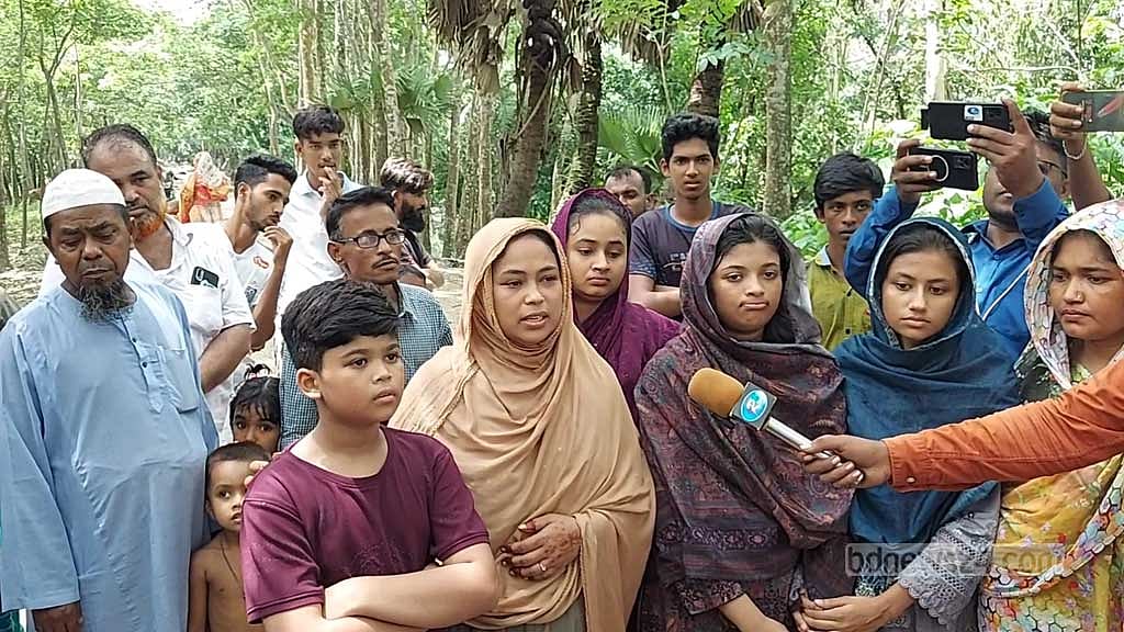 বরগুনায় গ্রামের বাড়িতে সোহাগের স্ত্রী, দুই ছেলে-মেয়ে ও স্বজনরা। 