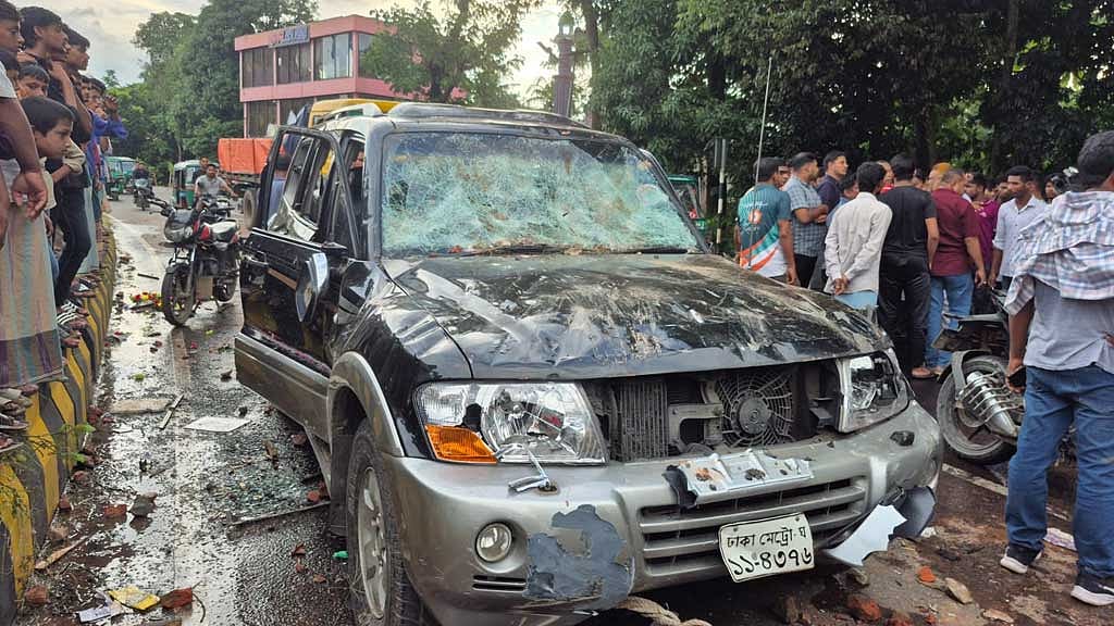 রাউজানে ২৯ জূলাই বিএনপির এক নেতার গাড়িবহরে হামলার পর দলে দুই পক্ষের নেতাকর্মীদের মধ্যে সংঘর্ষ হয়।  