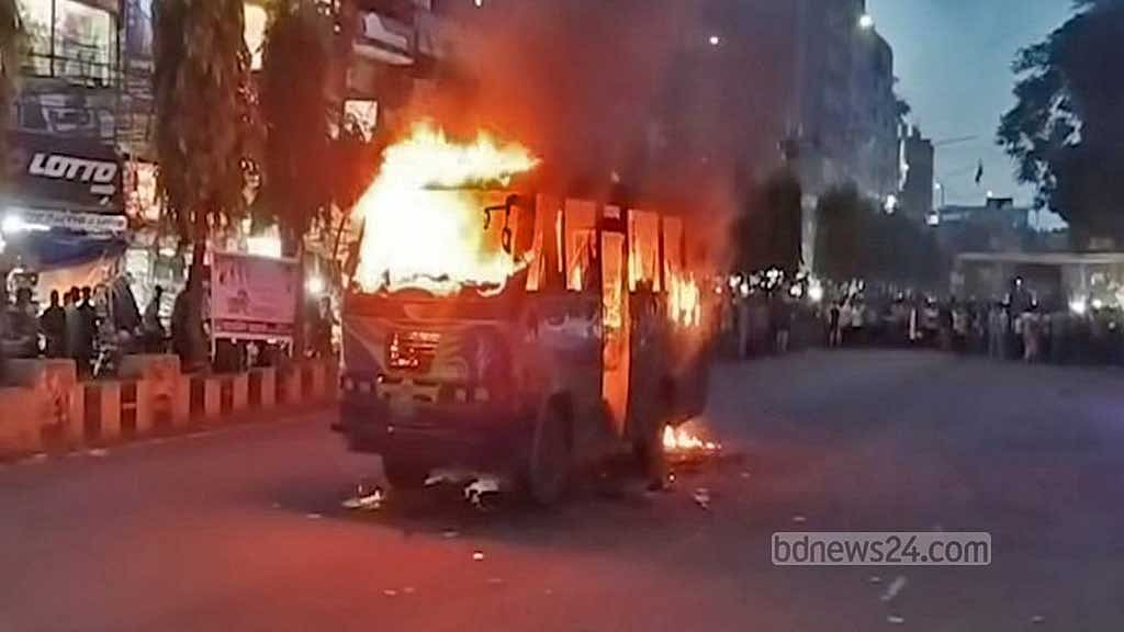 চট্টগ্রাম নগরীর নিউ মার্কেট মোড়ে রোববার সন্ধ্যায় একটি বাসে আগুন ধরে যায়।