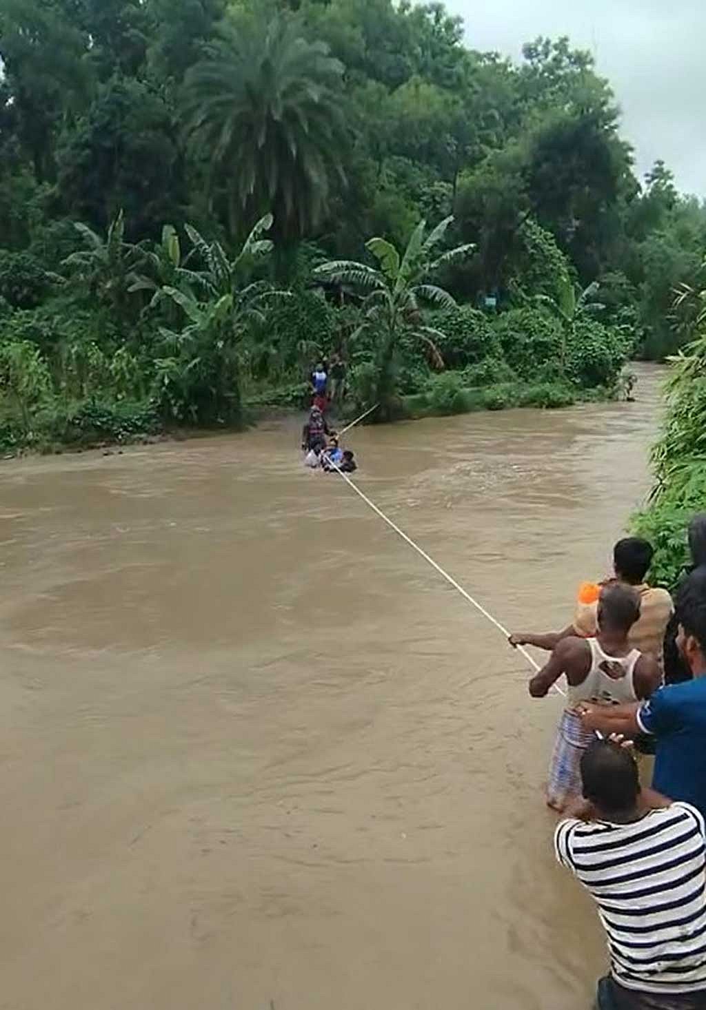 মিরসরাইয়ের রূপসী ঝর্ণায় বুধবার আটকে পড়া ঢাকার বিভিন্ন কলেজের আট শিক্ষার্থীকে দড়ি টেনে পাহাড়ি ঝিরিপথ দিয়ে উদ্ধার করে ফায়ার সার্ভিস ও পুলিশের সদস্যরা।