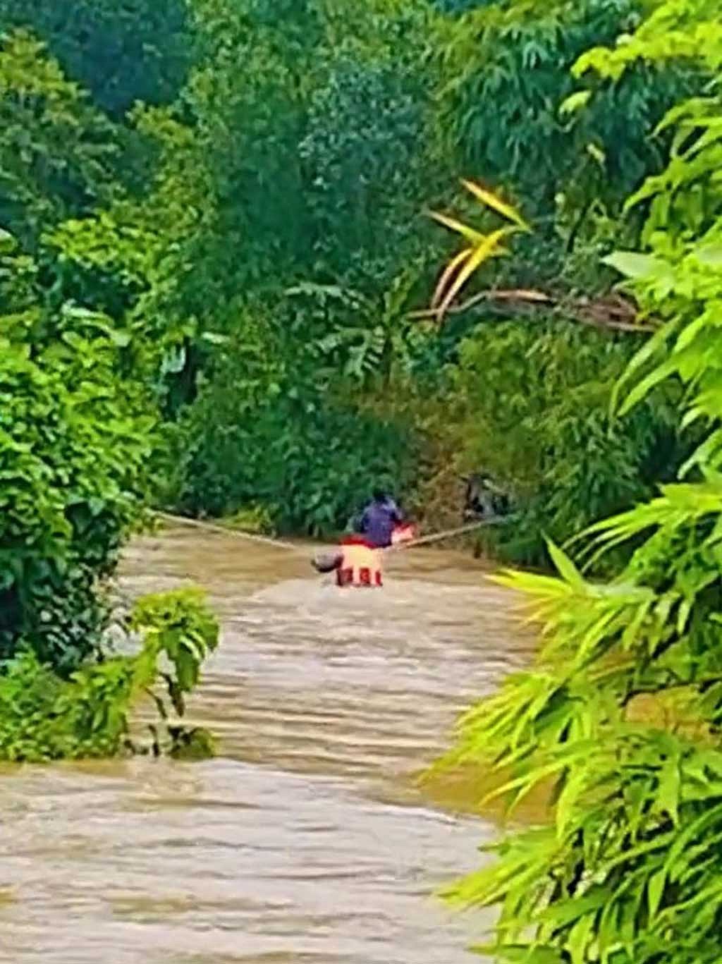 মিরসরাইয়ের রূপসী ঝর্ণায় বুধবার আটকে পড়া ঢাকার বিভিন্ন কলেজের আট শিক্ষার্থীকে দড়ি টেনে পাহাড়ি ঝিরিপথ দিয়ে উদ্ধার করে ফায়ার সার্ভিস ও পুলিশের সদস্যরা।
