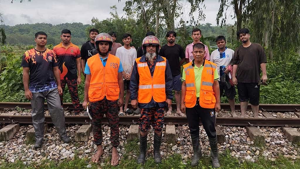 মিরসরাইয়ের রূপসী ঝর্ণায় বুধবার আটকে পড়া ঢাকার বিভিন্ন কলেজের আট শিক্ষার্থীকে দড়ি টেনে পাহাড়ি ঝিরিপথ দিয়ে উদ্ধার করে ফায়ার সার্ভিস ও পুলিশের সদস্যরা।