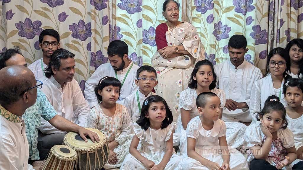 'অচিন পাখি সংগীত একাডেমির' শিশুদের সঙ্গে ফরিদা পারভীন  