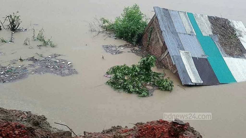পানির তোড়ে ফুলগাজী উপজেলার সদর ইউনিয়নের শ্রীপুর রোড এলাকায় সড়ক ভেঙে দুইটি দোকানসহ মুহুরী নদীতে পড়ে গেছে। 