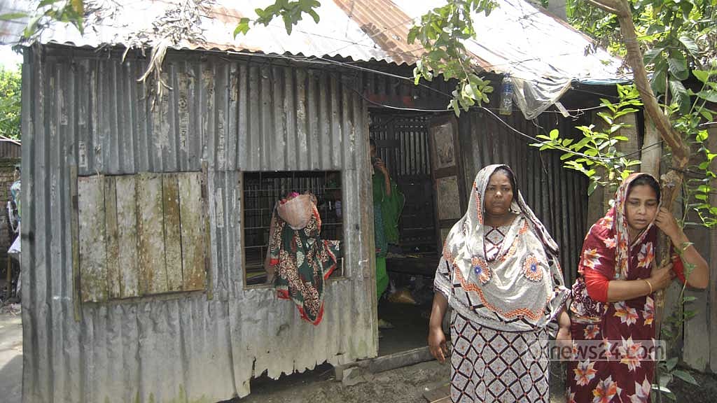 Rokhsana Begum, the mother of the deceased Imon Talukdar [right], and his aunt Banu Akter