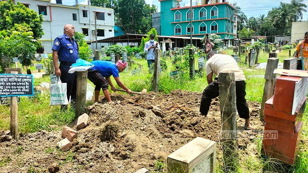ময়নাতদন্তের জন্য আদালতের নির্দেশে সোমবার কবর থেকে তোলা হয় লাশ।