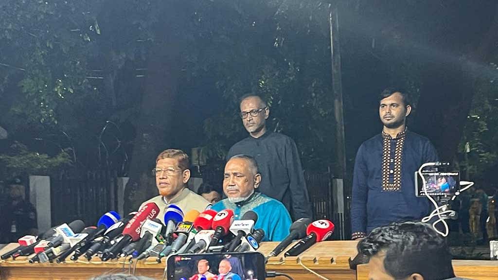 বৈঠক শেষে ব্রিফিংয়ে জামায়াতের নায়েবে আমির সৈয়দ আব্দুল্লাহ মোহাম্মদ তাহের এবং সহকারী সেক্রেটারি জেনারেল হামিদুর রহমান আযাদ। ছবি: পিআইডি