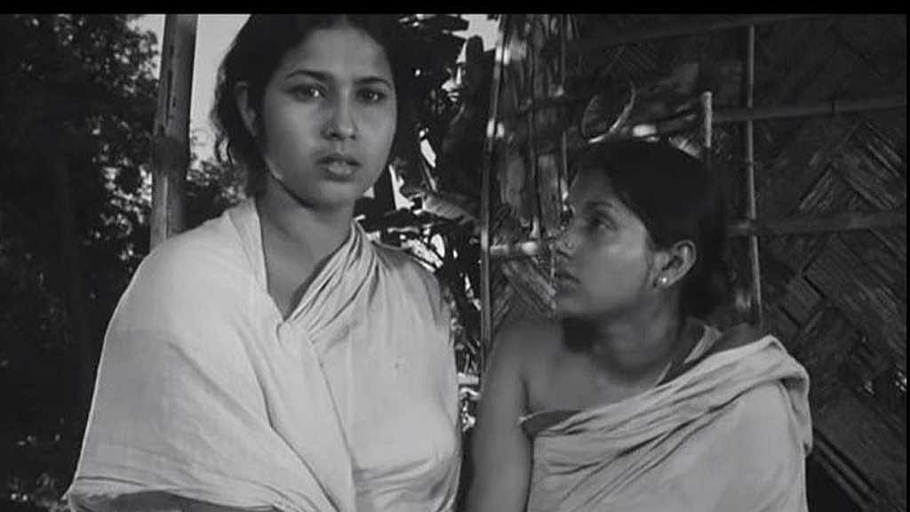 ‘তিতাস একটি নদীর নাম’ চলচ্চিত্রে কবরী (ডানে)।