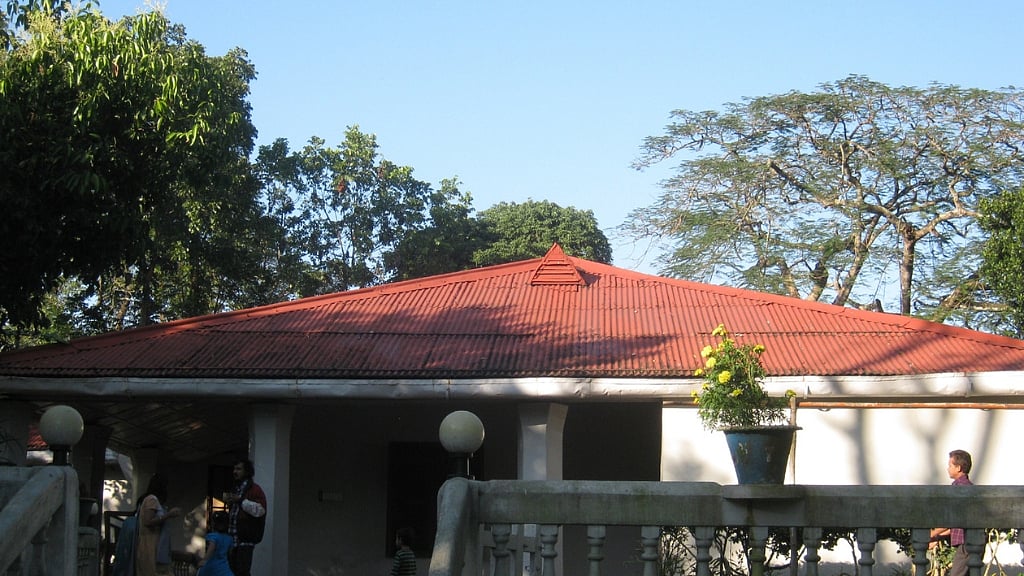বাংলোর ভেতরটাও সুন্দর সাজানো। দামি দামি সব আসবাবপত্র।