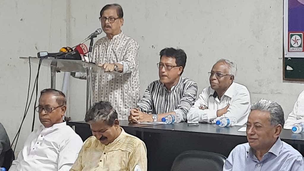 জেএসডি আয়োজিত আলোচনা সভায় বক্তব্য রাখেন নাগরিক ঐক্যের সভাপতি মাহমুদুর রহমান মান্না।