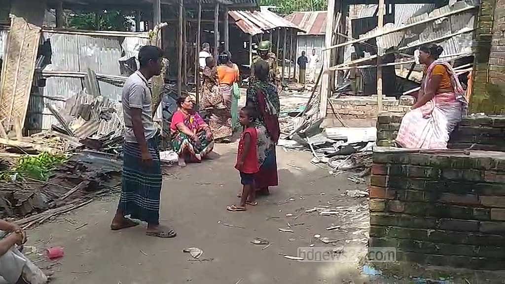 ধর্ম অবমাননার গুজব ছড়িয়ে রংপুরের গঙ্গাচড়ার আলদাদপুর বালাপাড়ায় হিন্দু সম্প্রদায়ের ঘরবাড়ি ও সম্পত্তি লক্ষ্য করে ২৭ জুলাই রাতে সংঘবদ্ধ হামলা, ভাঙচুর ও লুটপাট করা হয়।  ছবি: বিডিনিউজ টোয়েন্টিফোর ডটকম