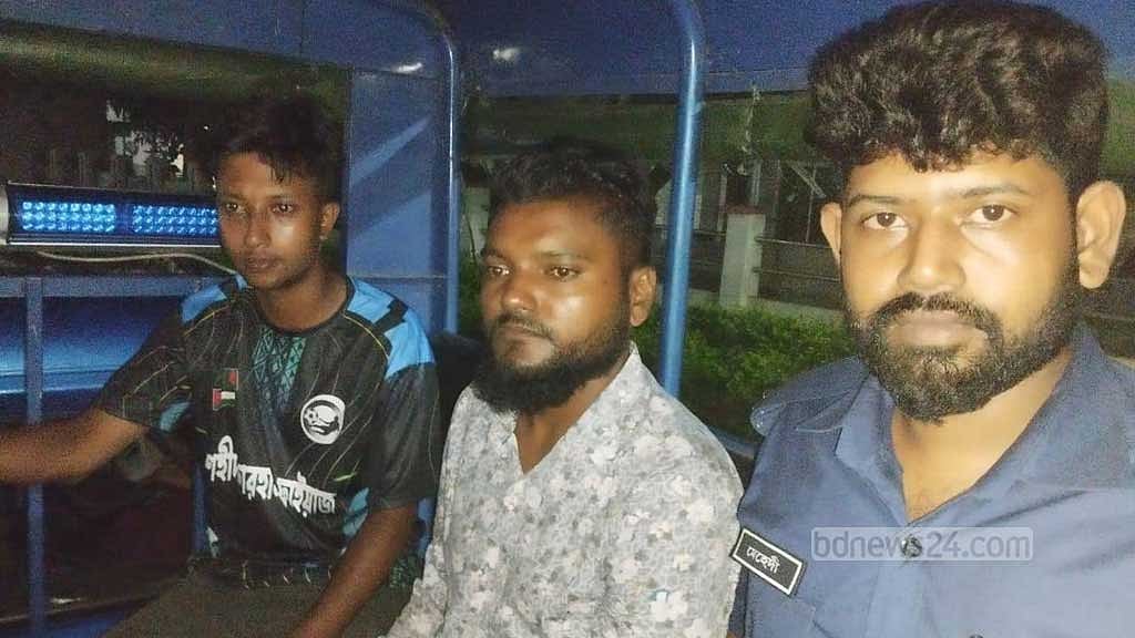 খাগড়াছড়িতে অষ্টম শ্রেণির শিক্ষার্থীকে সংঘবদ্ধ ধর্ষণের মামলায় গ্রেপ্তার হওয়া দুই আসামি।