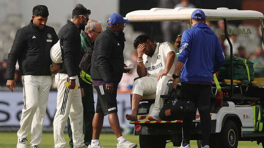 আগের দিন যেভাবে মাঠ ছেড়ে গিয়েছিলেন পান্ত, তার আবার ব্যাটিংয়ে নামা অভাবনীয়ই ছিল। ছবি: রয়টার্স। 