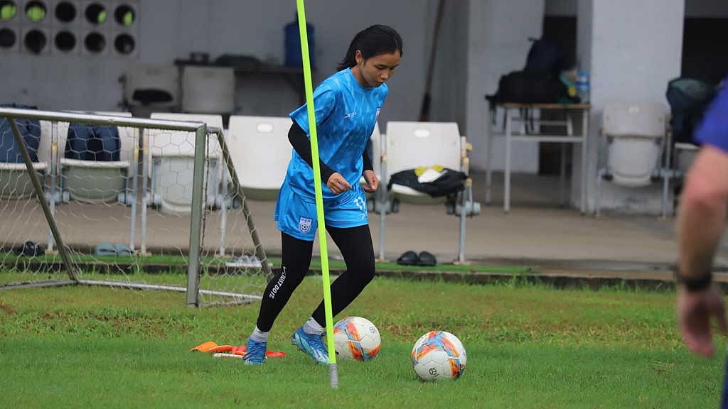 বাহরাইন ও মিয়ানমার ম্যাচে আলো ছড়ানো ঋতুপর্ণা চাকমা ঘাম ঝরাচ্ছেন তুর্কমেনিস্তান ম্যাচ সামনে রেখে। ছবি: বাফুফে