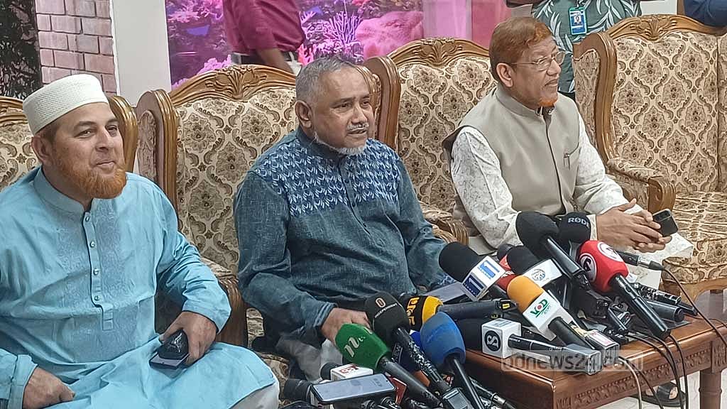 রাজধানীর ফরেন সার্ভিস একাডেমিতে রাজনৈতিক দলগুলোর সঙ্গে রোববারের সংলাপ শেষে বিফ্রিংয়ে জামায়াতে ইসলামীর নায়েবে আমীর সৈয়দ আব্দুল্লাহ মুহাম্মদ তাহের।