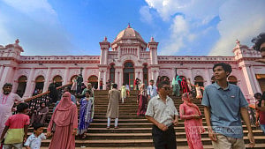 ঈদ বিনোদন: প্রশান্তির খোঁজে আহসান মঞ্জিলে