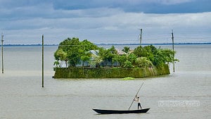 বর্ষায় অপরূপ হাওর
