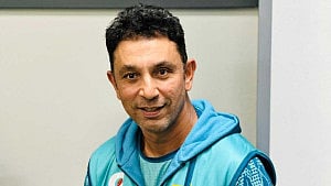 পাকিস্তানের টেস্ট দলের দায়িত্বে আপাতত আজহার মেহমুদ