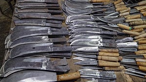 ঈদের ঘিরে ব্যস্ততা কামারশালায়