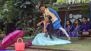 চারুকলায় ৩০০ শিল্পীর ‘ঘনঘটা ২’, যে আয়োজনে ছাতা ‘নিষিদ্ধ’