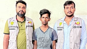 প্রকাশ্যে চলন্ত গাড়ির যন্ত্রাংশ চুরি, ভাইরাল ভিডিও দেখে গ্রেপ্তার ১