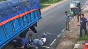 চেকপোস্টে থামেননি বাইক চালক, ধরতে গিয়ে ট্রাকচাপায় পা হারালেন কনস্টেবল