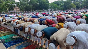 কুমিল্লায় ঈদের জামাত অনুষ্ঠিত, দেশ ও মুসলিম বিশ্বের শান্তি কামনা