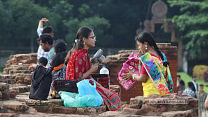 ঈদ বিনোদন: ‘গরম উপেক্ষা করে’ শালবন বিহারে দর্শনার্থীদের ভিড়