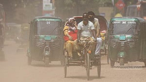 সড়কে ‘ধুলায় অন্ধকার’