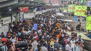 সদরঘাটে ঈদযাত্রার ভিড়, লঞ্চও পর্যাপ্ত
