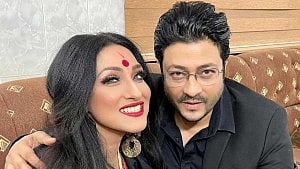 আত্মগোপনে থাকা ফেরদৌস কবিতা লিখছেন ঋতুপর্ণার জন্য
