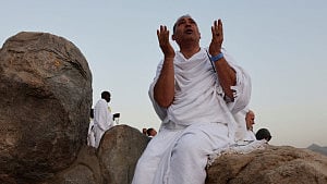 ‘লাব্বাইক’ ধ্বনিতে মুখরিত আরাফাত