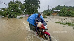 টানা বর্ষণে ডুবেছে খাগড়াছড়ির নিম্নাঞ্চল, পাহাড় ধস