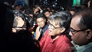 Protesters confront press secy in Khulna