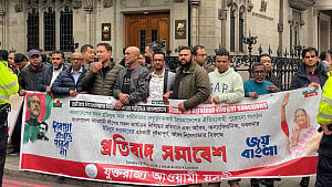 AL protests outside Yunus’s London hotel