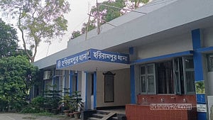 জুমার খুতবায় ‘মাদকের বিরুদ্ধে’ কথা বলায় ইমামকে মারধর, গ্রেপ্তার ২