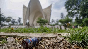 অযত্ন-অবহেলায় তিন নেতার মাজার