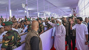 ‘স্যার, ৫ বছর’ স্লোগান: তোষামোদ, দখলদারিত্ব না গণদাবি?