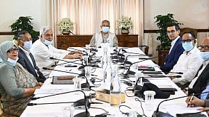 Yunus orders solar panels in all govt buildings